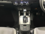 「e:HEV」搭載車です。日常シーンのほとんどをモーターで走行し、高速クルージングなどモーターよりもエンジンの方が効率が良い領域はエンジンで走行、あらゆる領域で優れた燃費走行を実現します。