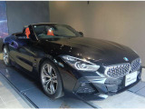 【BMWの伝統-1】BMWの特徴的な&ldquo;キドニーグリル&rdquo;は、80年以上続く伝統の形でございます。変わらないこだわりのデザインが、プレミアムブランド&ldquo;BMW&rdquo;を創り出します。