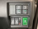 両側電動スライドドアは運転席から操作ができるよう、操作スイッチが付いています。Hondaセンシング用のVSA(ABS+TCS+横滑り抑制)解除と路外逸脱抑制機能のオンオフスイッチなどがあります。