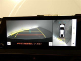 【全周囲モニター】車を上空から見下ろしたような映像をカーナビ画面に映し出し、車庫入れや縦列駐車をサポートしてくれます。