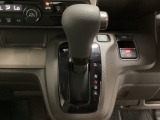 CVT車のセレクトレバーです。低速から高速まで、変速ショックのないスムーズな走りと、エンジン効率のよい領域を維持して燃費にも貢献します。サイドブレーキはスイッチ操作の電子制御パーキングブレーキです。