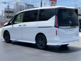 車線逸脱防止支援システム,車両が車線をはみ出す可能性がある場合に警報音と警告表示と共に車線内に戻すようにハンドル操作をサポートしてくれます。