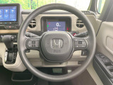 インテリアに合わせたデザインのステアリングは、運転される方のことも考え、運転しやすい形状、大きさです。是非一度、実際に触ってお確かめください。