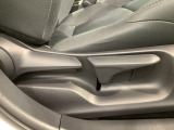 シートハイトアジャスターが付いているので運転姿勢を調整するのに便利ですね。身長に合ったシートポジションは安全運転や疲労軽減にもつながります。