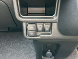 運転席と助手席シートには寒い日に重宝するシートヒーターを装備!スマホなどの充電やカーアクセサリーへの給電に便利なUSB充給電用ソケットを装備!