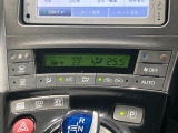 【オートエアコン】一度お好みの温度に設定すれば、車内の温度を検知し風量や温度を自動で調整。暑い&hellip;寒い&hellip;と何度もスイッチ操作をする必要はありません。快適な車内空間には必須の機能ですね♪