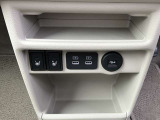 運転席と助手席シートには寒い日に重宝するシートヒーターを装備!スマホなどの充電やカーアクセサリーへの給電に便利なUSB充給電用ソケットを装備!