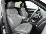 Audi車はどの車種も全てレザーハンドルです。そこにはAudiのこだわりがあり質感の高いレザーでしっかりと手に馴染み、高級感を演出します。