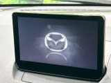 【8インチマツダコネクト】車内の雰囲気にマッチした大型のディスプレイ。スマホ接続でのナビ使用やBluetooth再生等、様々な機能が楽しめます。直感的なダイヤル操作が可能で、使い勝手も良好です。
