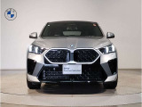 【キドニーグリル】BMWは約90年もの間、ほぼ全ての車両にひと目でBMWだと分かるこの特徴的なフロントグリルが備えられ、デザイン・アイコンとして親しまれてきました。
