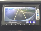 バックモニター付きで、車庫入れやバック時の後方確認をサポート。