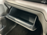 【グローブボックス】収納スペースが沢山あるので車内が散らからずに助かります。ちょっとした物を入れるのにいいですね♪