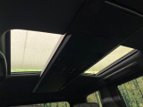 【ガラスルーフ】ガラスルーフ搭載で車内の解放感が一気にアップ!開放的なドライブをお楽しみいただけます。