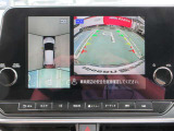 アラウンドビュー付き。上空から車両を見下ろしたような画像に加工された映像をディスプレイで確認しながら車庫入などができ大変便利です。