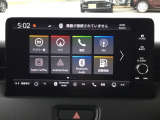 ドライブの必需品。Honda CONNECTディスプレーを搭載しています。ナビ、スマホ連携、車両情報表示、各種設定操作を一つに集約した高機能タッチパネル。直感的に使える便利なインターフェースです。