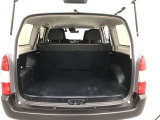 駆動用バッテリーをリヤシート下に配置することで、ガソリン車と同等なゆとりのあるラゲージスペースを確保しています。