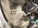 ゆったりとした運転席周り!!フロアマットが付いていません。