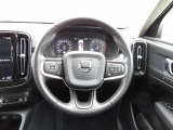ステアリングの左側で操作ができるアダプティブクルーズコントロールは、前の車両を追従して停止発進まで可能です。ブレーキを踏むと解除になりますので解除も容易です。