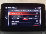ハンドル操作をアシストすることにより車線からの逸脱回避を支援します。