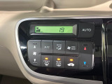 【オートエアコン】一度お好みの温度に設定すれば、車内の温度を検知し風量や温度を自動で調整。暑い&hellip;寒い&hellip;と何度もスイッチ操作をする必要はありません。快適な車内空間には必須の機能ですね♪