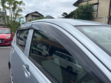 見落としがちな屋根もチェック。色ムラ・小キズ・へこみの有無や装備(ルーフレール等)も確認可能。