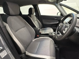 広い足元にゆったり座れるシートには肘掛けも装備しており長距離の運転でも疲れにくくなってます。女性でも運転がしやすいように、シートの高さ調整機能(シートリフター)がついています。