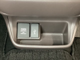 アクセサリーソケットはUSBのアダプターなどをつければ、スマホの充電にも使えます。横にはナビゲーション用の外部入力可能なUSB端子がついており、周辺には物が置けるボックスがついています。