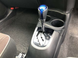 操作しやすいATシフトです。シフトチェンジを気にしなくてよいので運転だけに集中できますね。自然と手に届くところにある、手になじむ形状のシフトノブがいいですね。