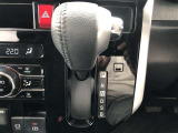 コラムシフトですので足元ひろびろ。運転しやすいですよ。