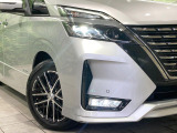 【LEDヘッドライト】悪天候や夜間走行時も良好な視界を確保し安心して運転できる高輝度LEDヘッドライトを装備!点灯速度が早く、消費電力も抑えられています。