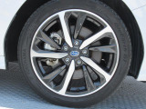 純正18インチアルミホイール。 タイヤサイズは225/45R18。納車時に弊社指定の新品タイヤ4本を交換いたします。