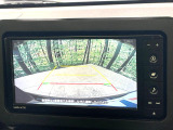 【バックカメラ】駐車時に後方がリアルタイム映像で確認できます。大型商業施設や立体駐車場での駐車時や、夜間のバック時に大活躍!運転スキルに関わらず、今や必須となった装備のひとつです!
