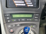 【オートエアコン】一度お好みの温度に設定すれば、車内の温度を検知し風量や温度を自動で調整。暑い&hellip;寒い&hellip;と何度もスイッチ操作をする必要はありません。快適な車内空間には必須の機能ですね♪