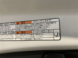 バックドアの底部にパワーバックドアとイージークローザーの取り扱いに関する説明と注意を記入したステッカーが貼ってあります。