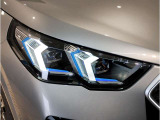 【LEDヘッドライト】先進のLEDテクノロジーを採用。放射される白色光の周波特性は太陽光に近く、バイキセノン・ヘッドライトを上回るコントラストで更に明るく輝きます!