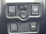各種安全装置のスイッチが、運転席右側に配置されております。