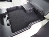 後席にもUSBジャックが設置されており、携帯電話の充電等も可能で御座います!