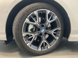 BMWの純正アロイホイールは軽量かつ強度にも優れているホイールで走行性能を引き上げる設計になっております。足元にもBMWは妥協がなくこだわっている個所になります。