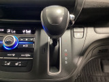 CVT車のセレクトレバーです。低速から高速まで、変速ショックのないスムーズな走りを実現するとともに、エンジン効率のよい領域を維持することで燃費にも貢献します。
