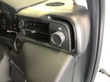 【ブラインドスポットインフォメーション】走行中に、斜め後ろの車を検知すると、ドアミラーのマーク点灯にてお知らせします。