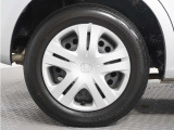 ◆純正ホイール装着車◆シンプルなデザインのホイールキャップ付きです。