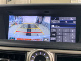 ディスプレイに後方の視界を表示し、車庫入れをサポート「距離目安線」「車幅延長線」およびステアリング操作に連動する「予想進路線」を画面に表示します。※必ず車両周辺の安全を直接確認してください。