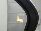 ブラインドスポットモニター装備。隣車線を走る車両を検知。ドアミラーでは確認しにくい後方、側方エリアに存在する車両や急接近してくる車両も検知しドアミラーに搭載されたLEDインジケーターが点灯します。