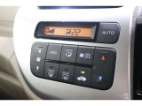 フルオートエアコンが装備されています!お好みの温度設定をするだけでエアコンの風量やモードの切り替えを自動でコントロールしてくれます!ユーザーの操作が少なく燃費走行にもつながります!
