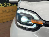 【LEDヘッドライト】悪天候や夜間走行時も良好な視界を確保し安心して運転できる高輝度LEDヘッドライトを装備!点灯速度が早く、消費電力も抑えられています。