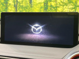 【8.8インチマツダコネクト】車内の雰囲気にマッチした大型ディスプレイ。スマホ接続でのナビ使用やBluetooth再生等、様々な機能が楽しめます。直感的なダイヤル操作が可能で、使い勝手も良好です。
