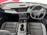 Audiのインテリアはエクステリア同様、優れたデザイン性とクオリティ、そして機能性を兼ね備えております。