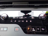 左右独立型オートエアコンが装備されており運転席・助手席の方に合わせて温度調節をしていただけますので快適にお乗りいただけます♪