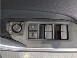 パワーウィンドウのスイッチですよ。 運転席に居ながら窓を開け閉めのコントロールできますよ。 ロック機能で、子供がイタズラして窓を開けるという事も無くなりますよ。