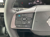 プロパイロット装備(運転支援システム)です。高速で前を走るクルマとの車間距離を維持するのでアクセル・ブレーキ・ハンドル操作をアシストします。